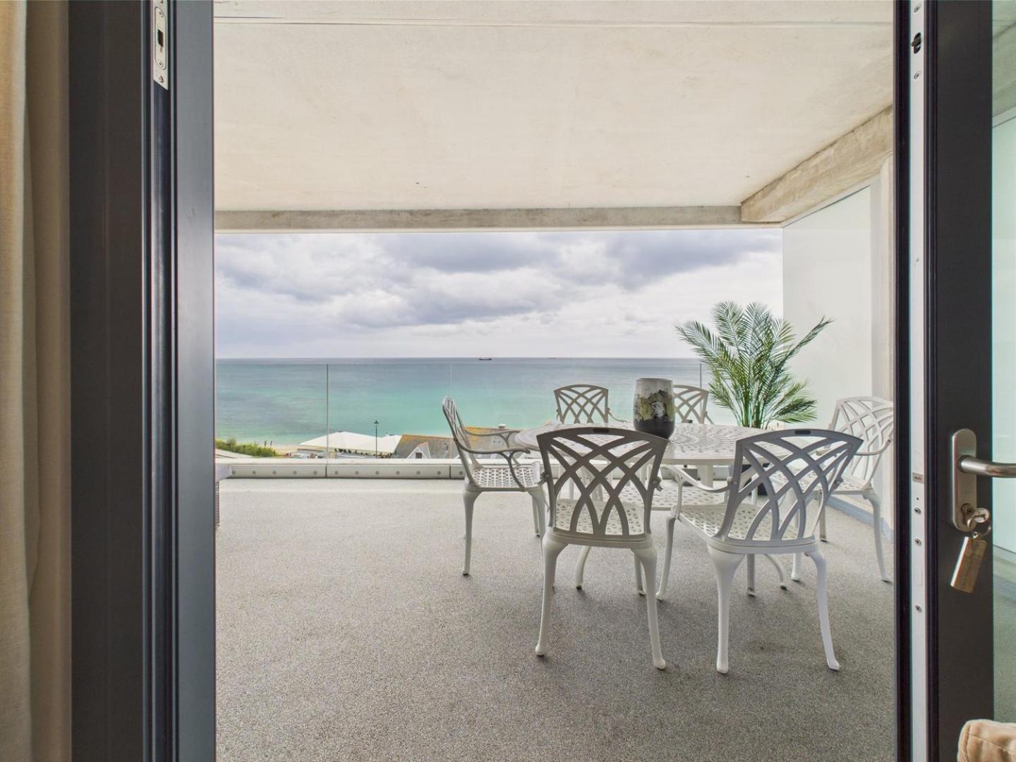 Luxury 3-Bed Apartment, With Direct Beach Access, Free Parking & Sea Views ! Falmouth Exterior photo