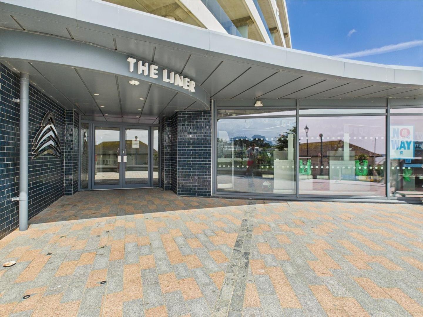Luxury 3-Bed Apartment, With Direct Beach Access, Free Parking & Sea Views ! Falmouth Exterior photo